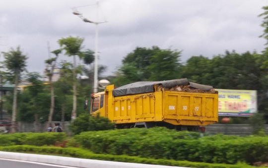 Quảng Ninh: Xe chở đất nổ tung lốp, nhiều người may mắn thoát nạn