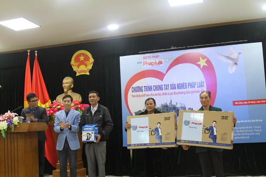 Ấm áp tình người trong hành trình “chở luật” tới vùng biển đảo