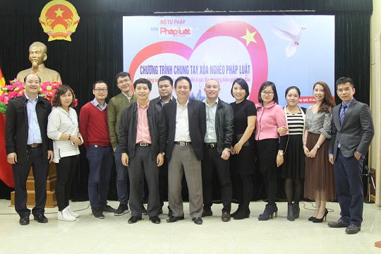 Ấm áp tình người trong hành trình “chở luật” tới vùng biển đảo