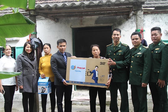 Ấm áp tình người trong hành trình “chở luật” tới vùng biển đảo