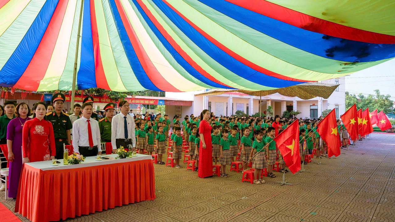 Văn phòng Báo Pháp luật Việt Nam tại Lào Cai tặng bữa ăn bán trú cho học sinh nghèo trường tiểu học Chu Hóa