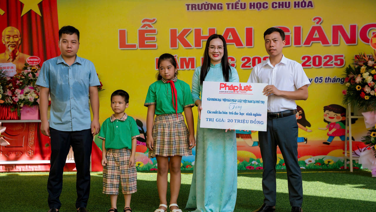 Văn phòng Báo Pháp luật Việt Nam tại Lào Cai tặng bữa ăn bán trú cho học sinh nghèo trường tiểu học Chu Hóa