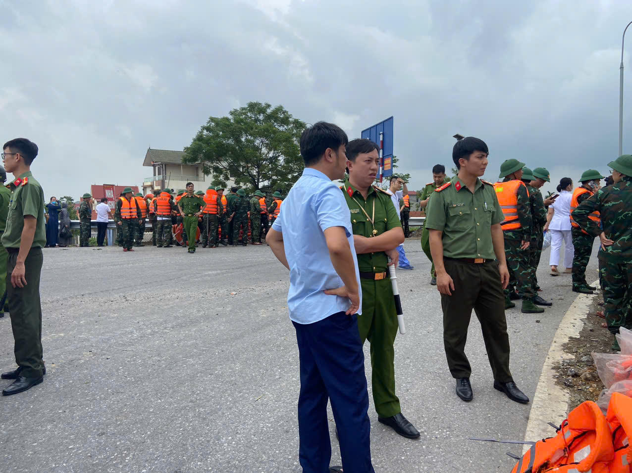 Cầu Phong Châu bị sập, nghi có nhiều người rơi xuống sông Hồng