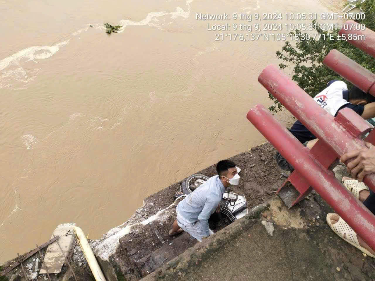 Cầu Phong Châu bị sập, nghi có nhiều người rơi xuống sông Hồng