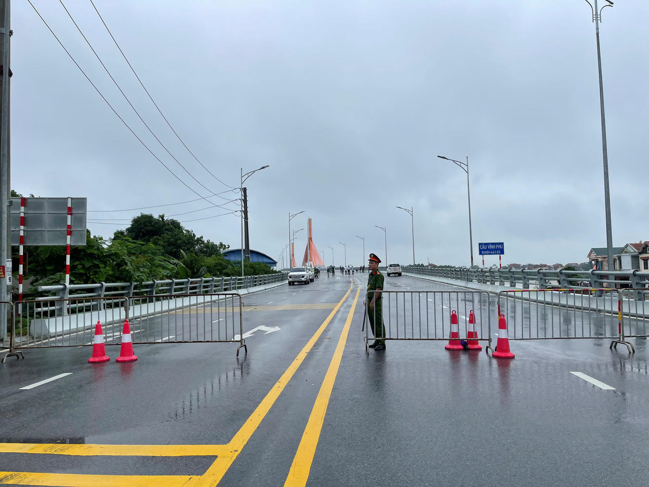 Mực nước sông Lô dâng cao, hàng loạt tàu mắc kẹt vào cầu Vĩnh Phú