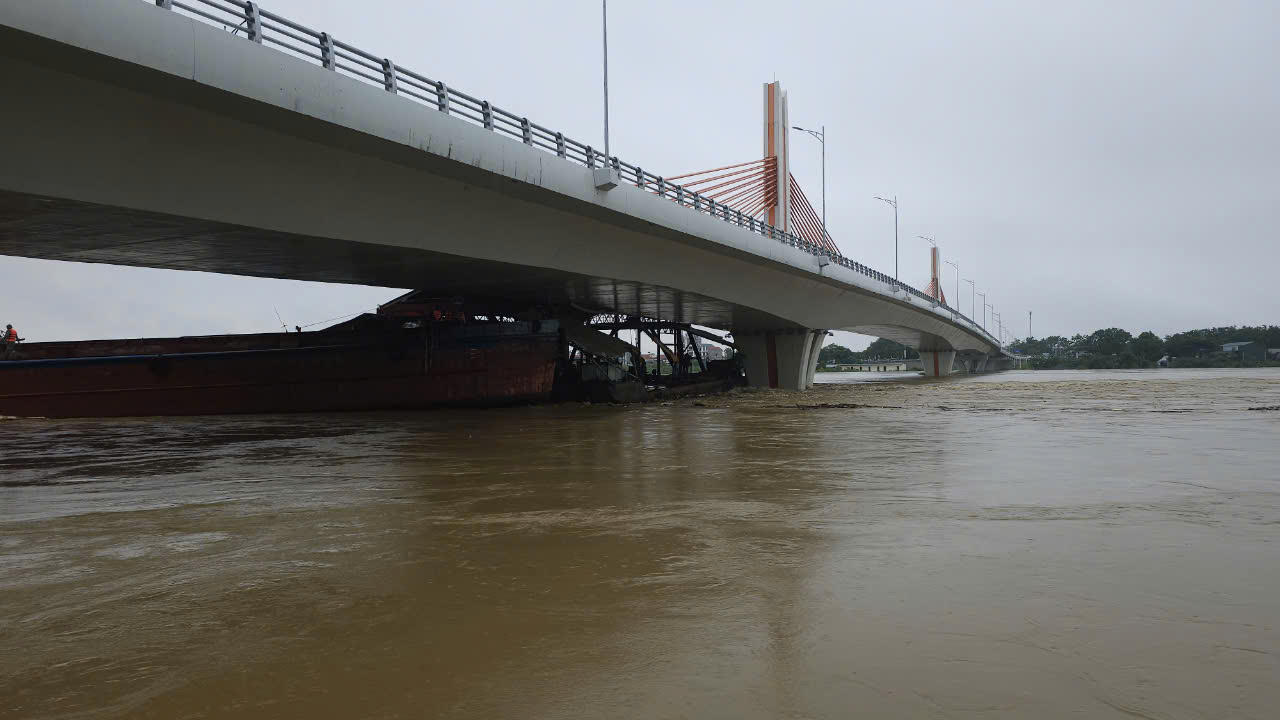 Mực nước sông Lô dâng cao, hàng loạt tàu mắc kẹt vào cầu Vĩnh Phú