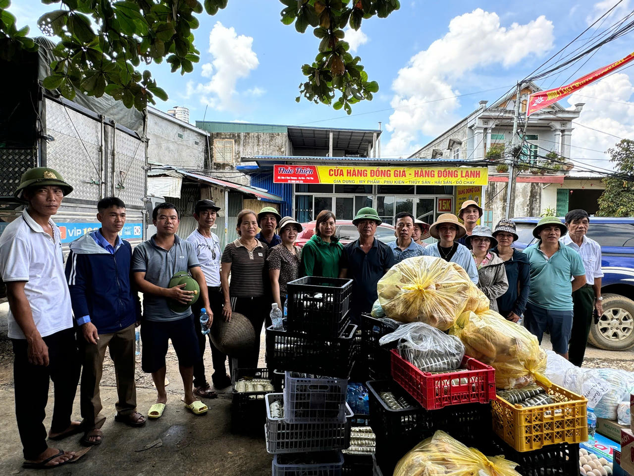 Báo Pháp luật Việt Nam đồng hành cùng các mạnh thường quân trao quà cho người dân vùng lũ huyện Hạ Hòa