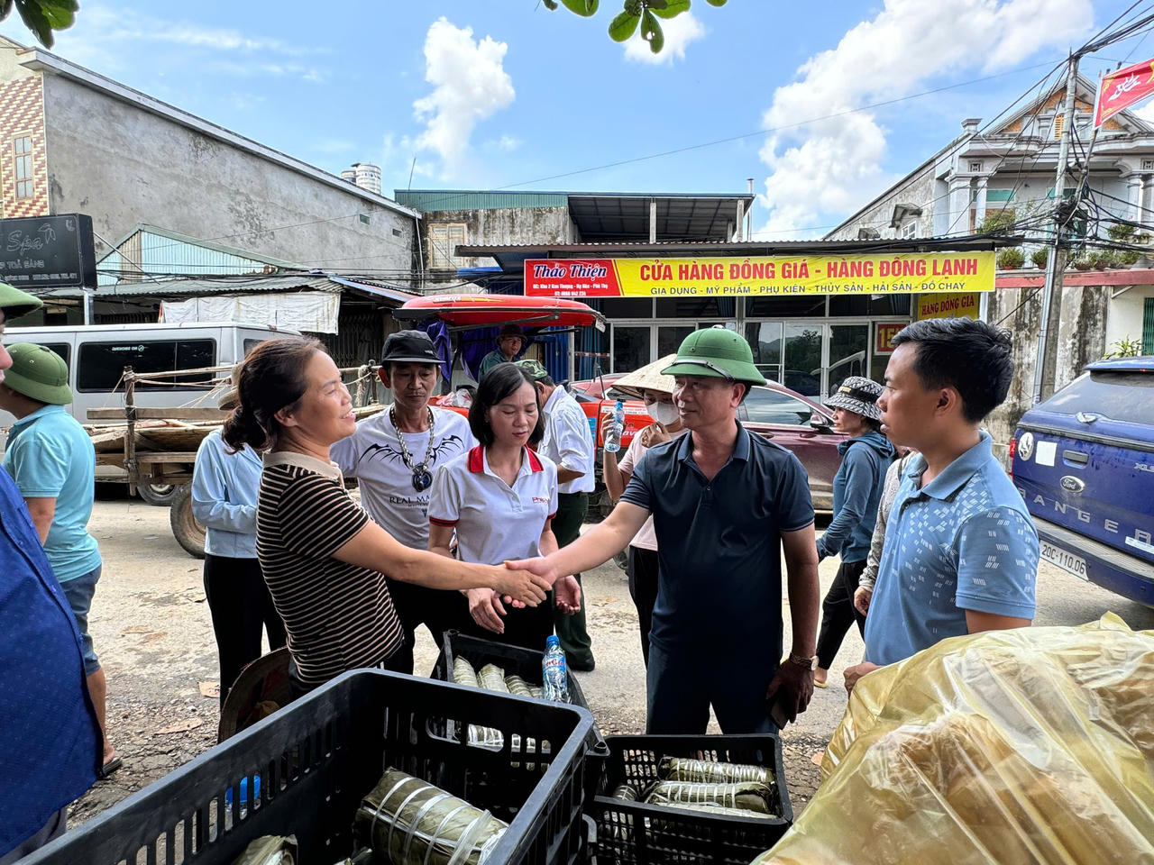Báo Pháp luật Việt Nam đồng hành cùng các mạnh thường quân trao quà cho người dân vùng lũ huyện Hạ Hòa