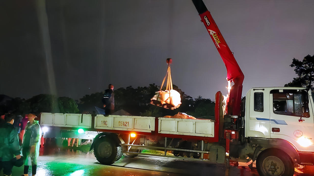 300 người xuyên đêm khắc phục sự cố đê Sông Lô