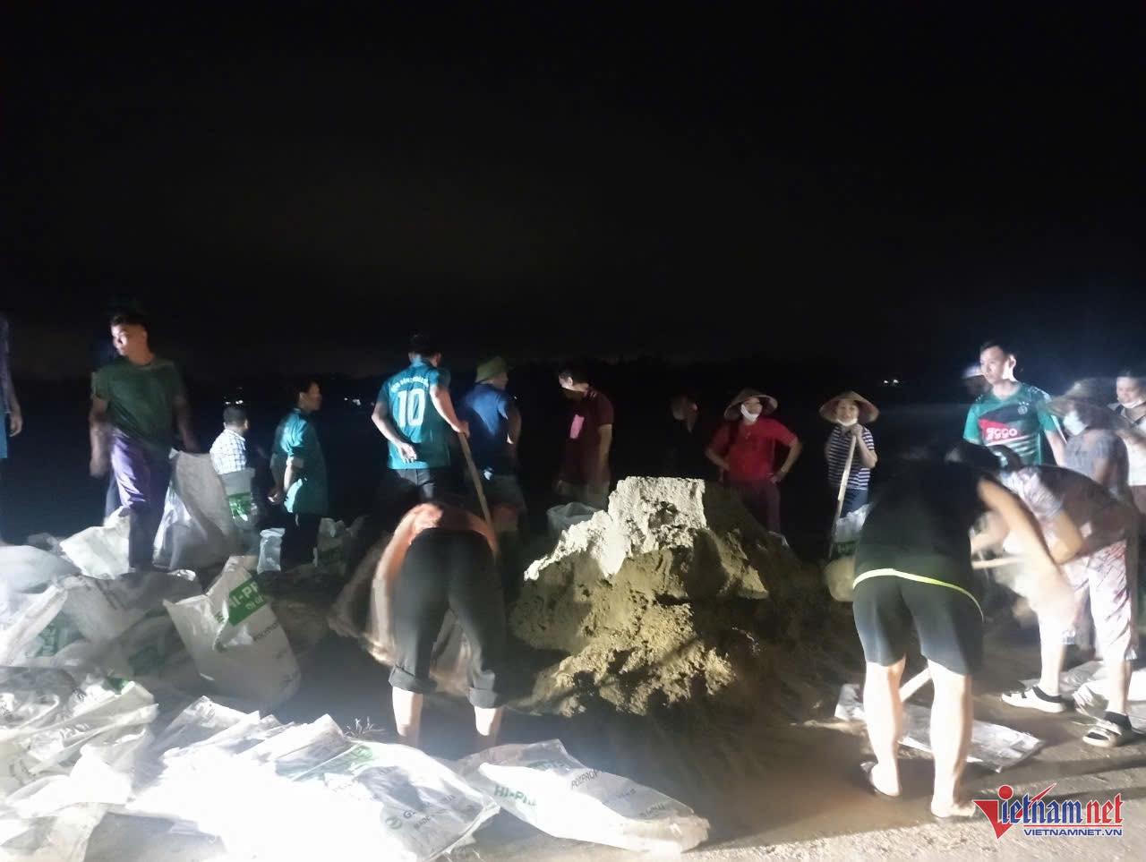 300 người xuyên đêm khắc phục sự cố đê Sông Lô