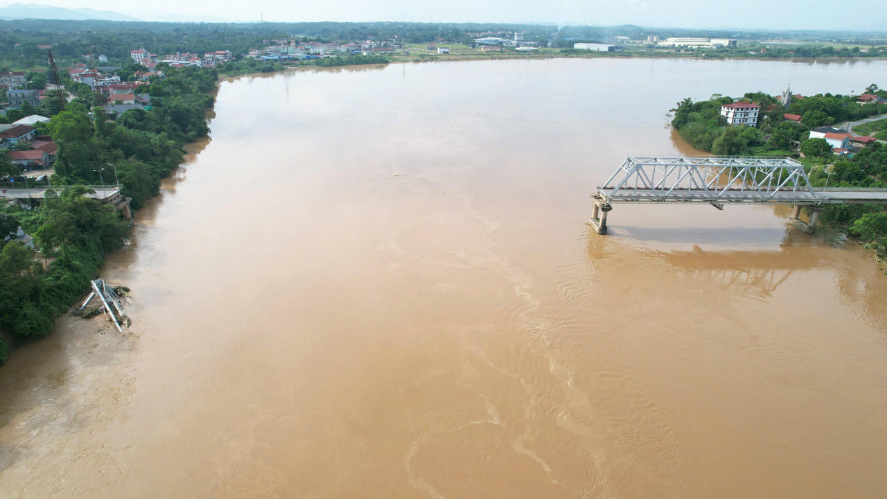 Phát hiện 1 thi thể nữ giới nghi là nạn nhân vụ sập cầu Phong Châu