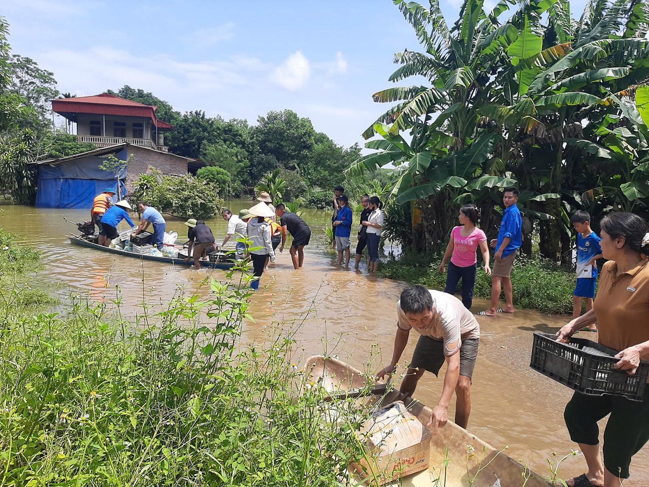 Báo Pháp luật Việt Nam đồng hành cùng các mạnh thường quân trao quà cho người dân vùng lũ huyện Hạ Hòa