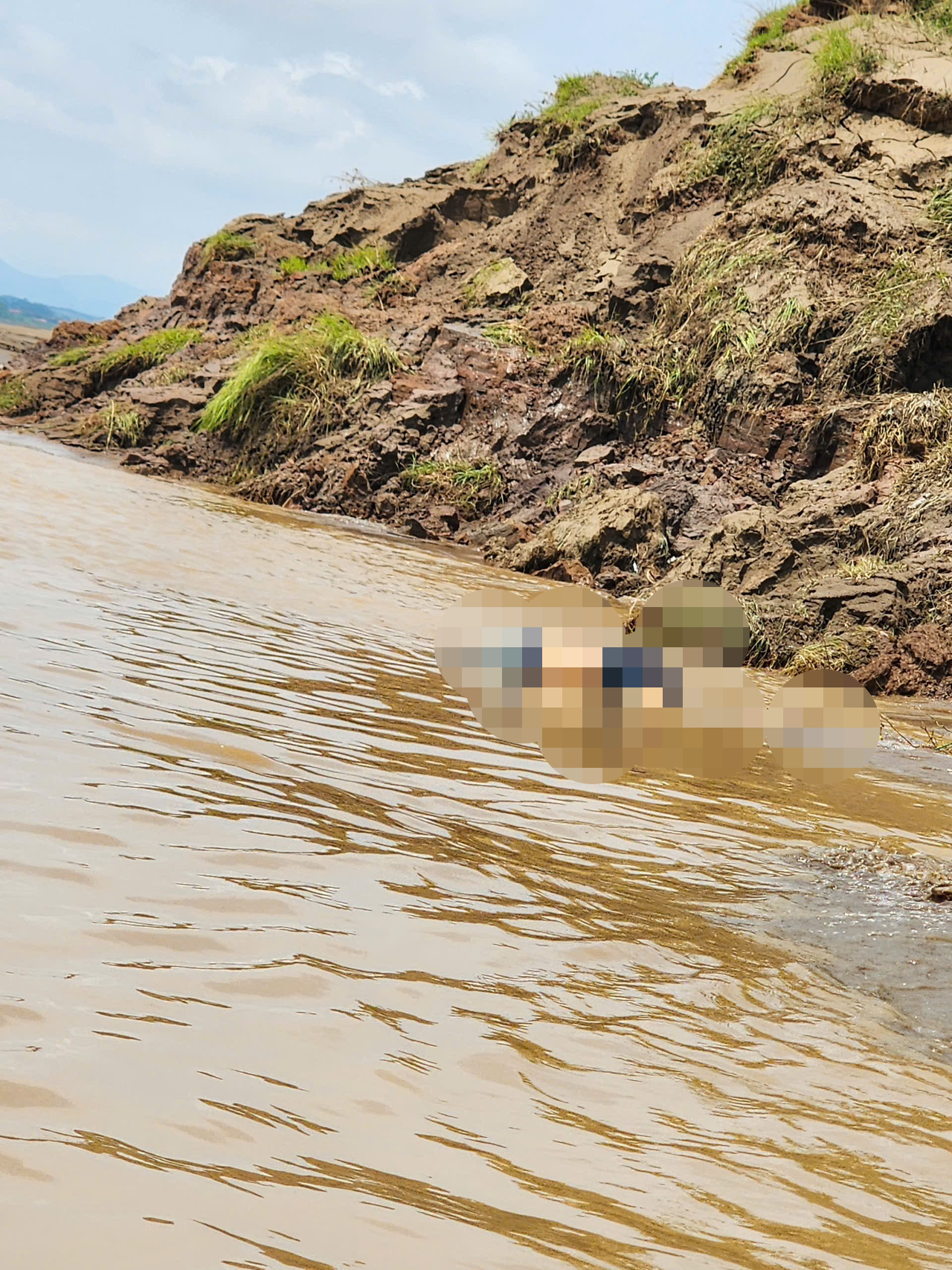 Phát hiện thêm 1 thi thể nghi là nạn nhân vụ sập cầu Phong Châu