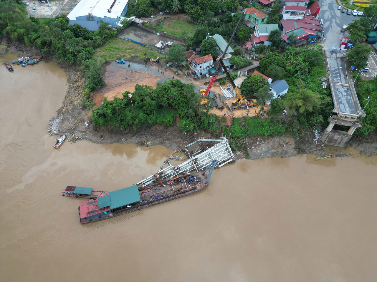 Vụ sập cầu Phong Châu: Phát hiện một thi thể trong cabin xe đầu kéo 