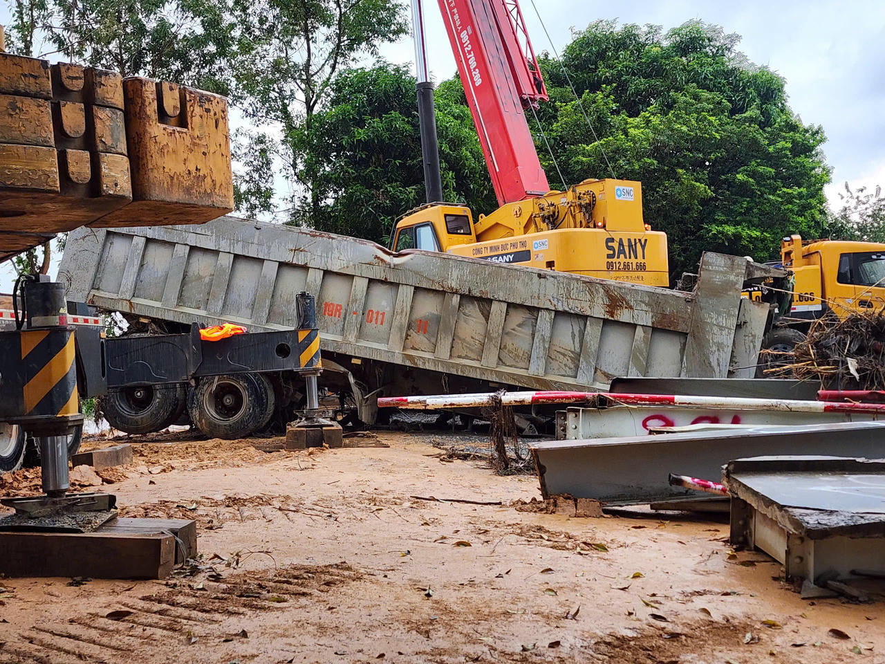 Vụ sập cầu Phong Châu: Phát hiện một thi thể trong cabin xe đầu kéo 