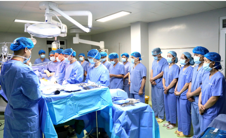 Các bác sĩ xuyên đêm phẫu thuật lấy tạng từ bệnh nhân chết não, giúp “tái sinh” 4 cuộc đời 