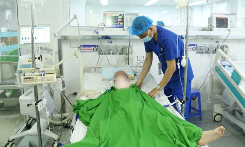 Cứu bé 7 tuổi bị cửa cuốn kẹp cổ, ngừng tuần hoàn