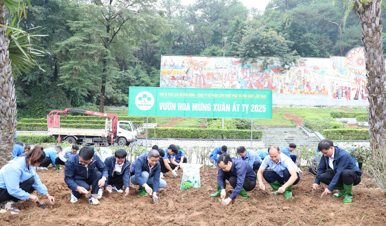 Công ty Supe Lâm Thao chung tay lan toả sắc xuân tại Khu Di tích lịch sử Đền Hùng