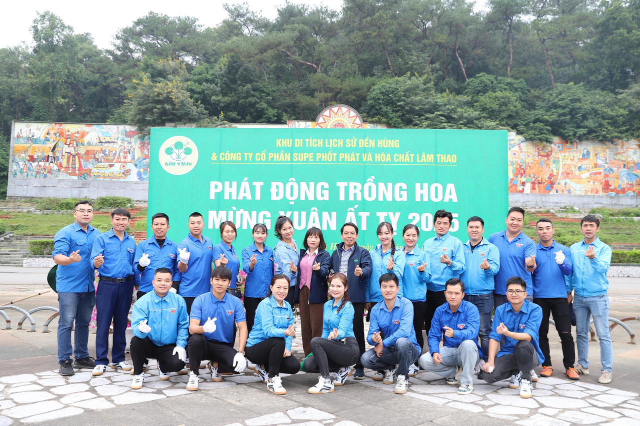 Công ty Supe Lâm Thao chung tay lan toả sắc xuân tại Khu Di tích lịch sử Đền Hùng