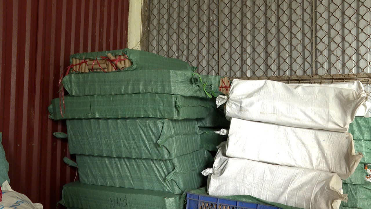 Khởi tố cặp vợ chồng sản xuất pháo hoa nổ giả sản phẩm pháo hoa Z121