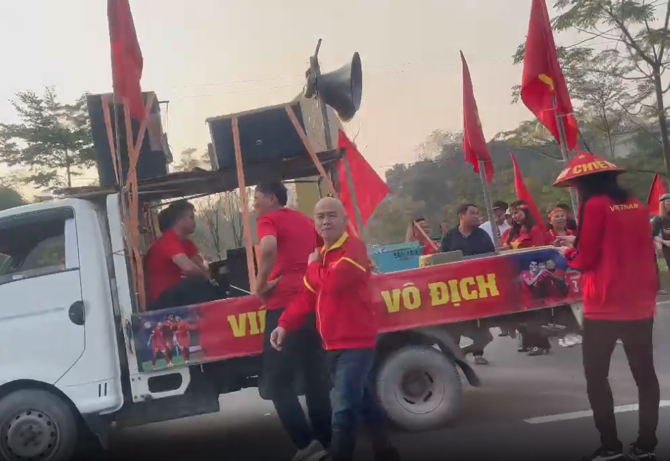 Dòng người đổ về sân Việt Trì tiếp lửa cho đội tuyển Việt Nam 