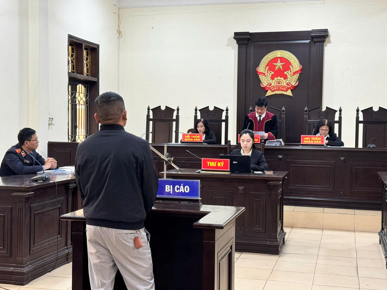 Lĩnh 18 tháng tù do dùng flycam quay cảnh hút cát để tống tiền