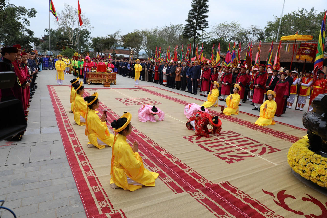 Khai hội Đền Mẫu Âu Cơ