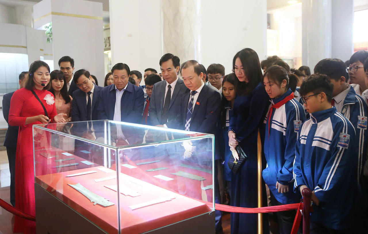 Hơn 300 hiện vật được trưng bày tái hiện văn hóa Hùng Vương