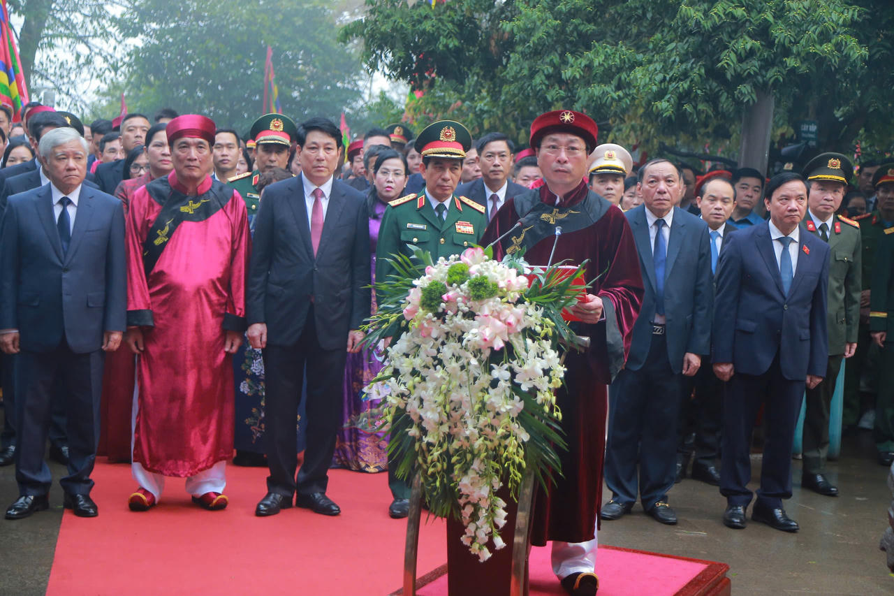 Chủ tịch nước Lương Cường dâng hương giỗ tổ Hùng Vương