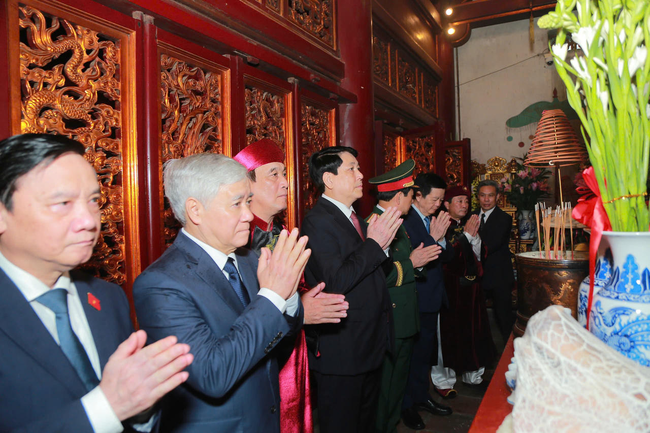 Chủ tịch nước Lương Cường dâng hương giỗ tổ Hùng Vương