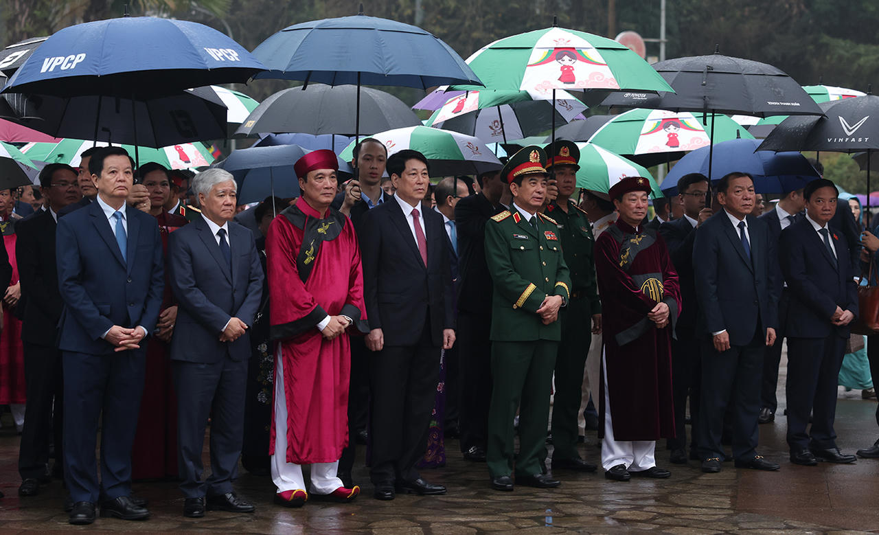 Chủ tịch nước Lương Cường dâng hương giỗ tổ Hùng Vương