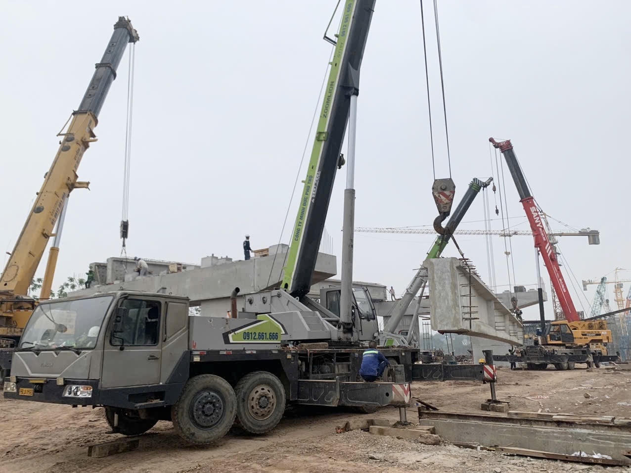 Cầu Phong Châu hoàn thiện các trụ đầu tiên