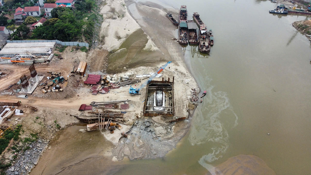 Cầu Phong Châu hoàn thiện các trụ đầu tiên