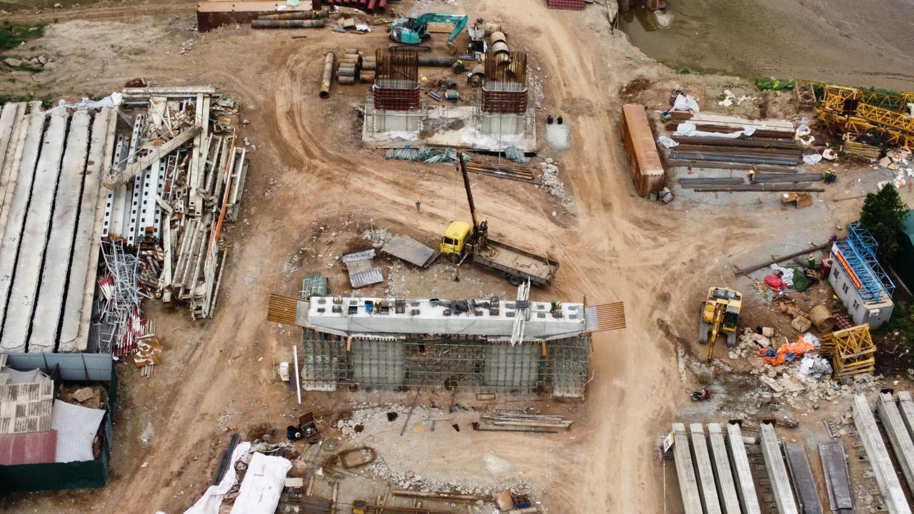 Cầu Phong Châu hoàn thiện các trụ đầu tiên