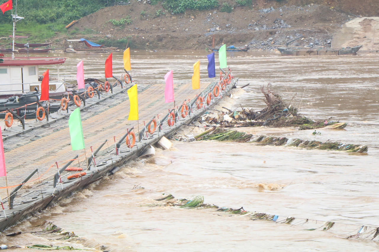 Đóng cầu phao Phong Châu vì nước sông chảy mạnh