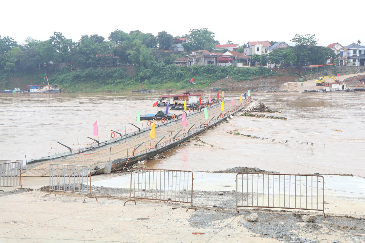 Đóng cầu phao Phong Châu vì nước sông chảy mạnh