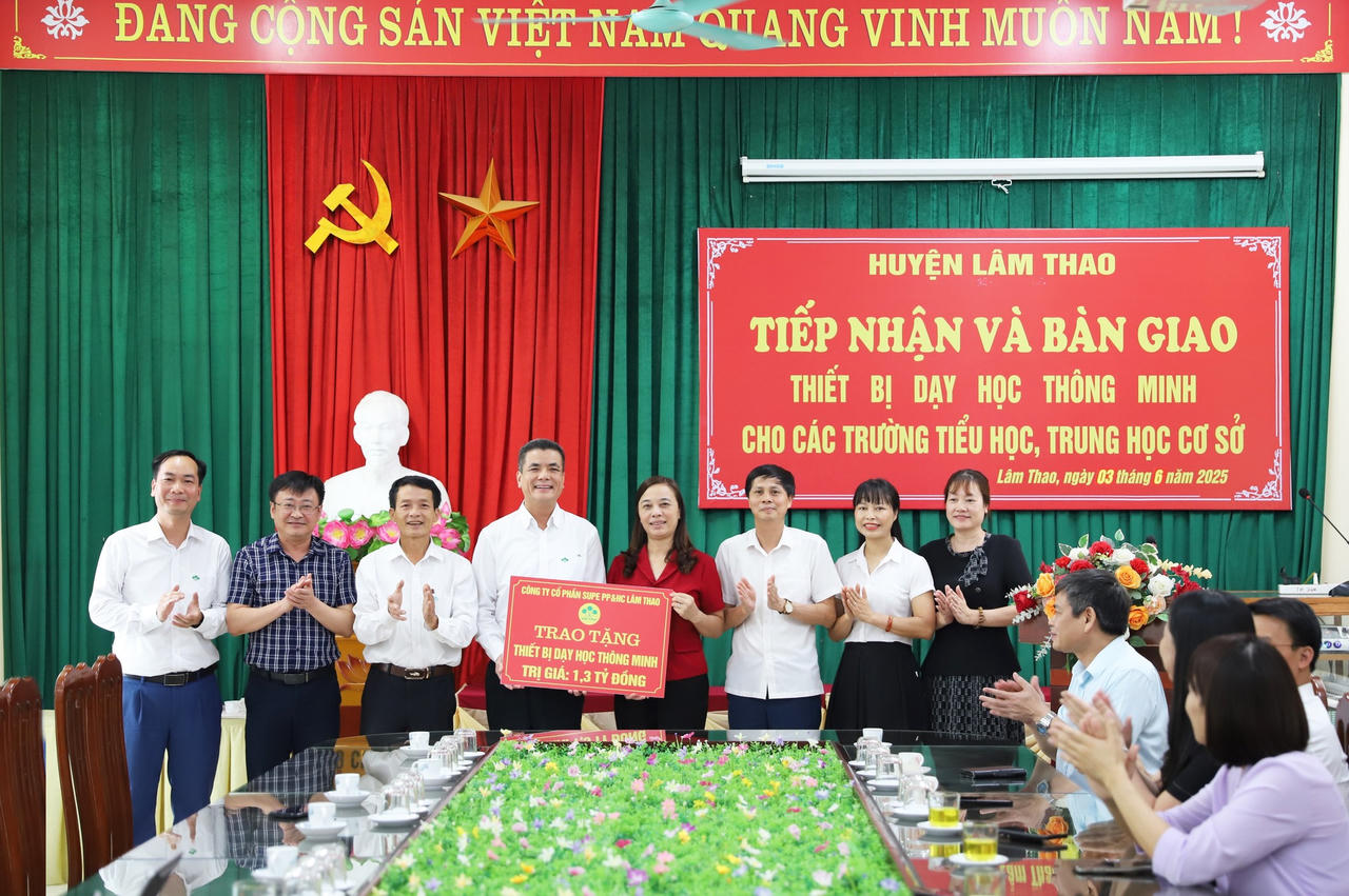 Supe Lâm Thao trao tặng thiết bị dạy học thông minh 'nâng bước' học sinh tỉnh Phú Thọ