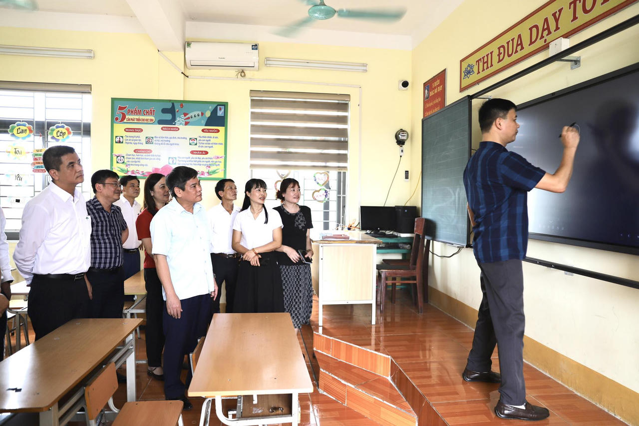 Supe Lâm Thao trao tặng thiết bị dạy học thông minh 'nâng bước' học sinh tỉnh Phú Thọ