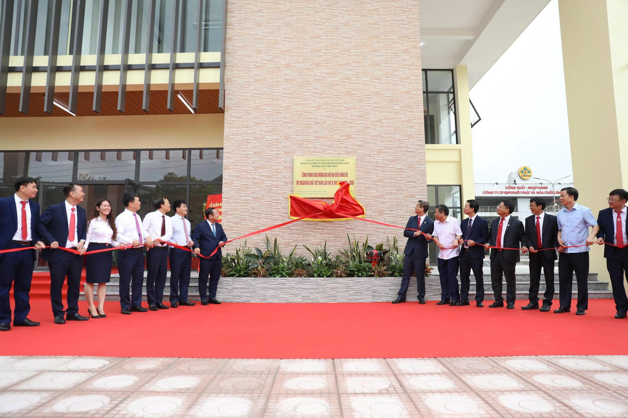 Supe Lâm Thao gắn biển công trình chào mừng Đại hội Đảng bộ Tập đoàn Hóa chất Việt Nam