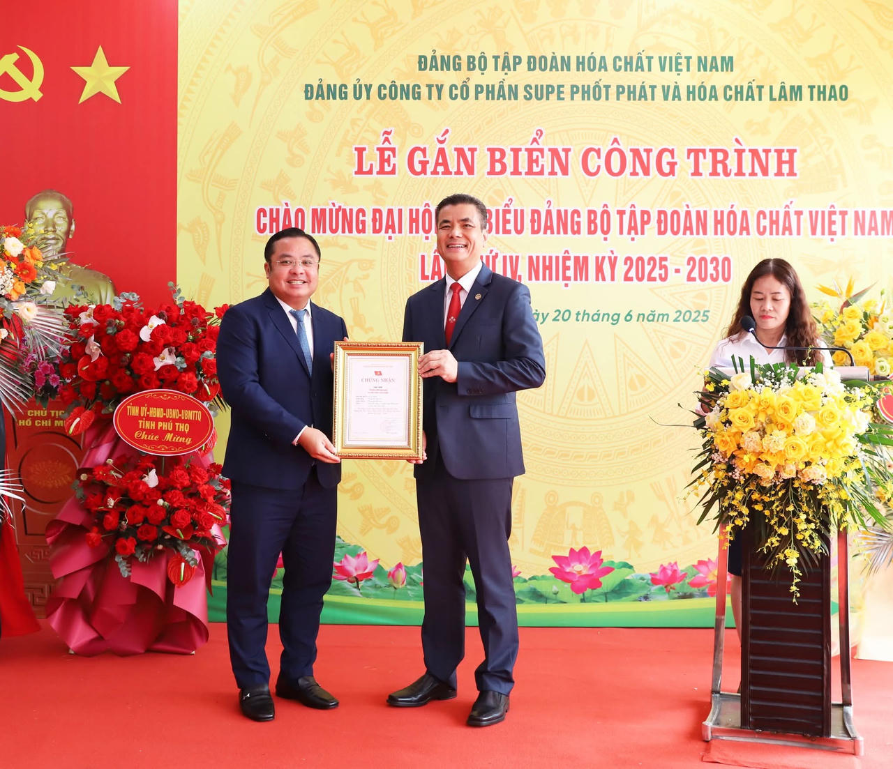 Supe Lâm Thao gắn biển công trình chào mừng Đại hội Đảng bộ Tập đoàn Hóa chất Việt Nam