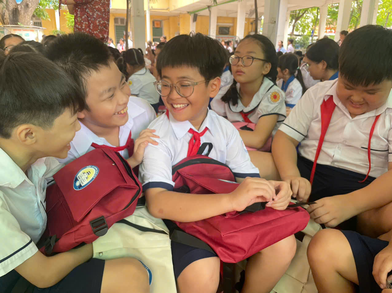 Trao tặng học bổng cùng nhiều phần quà cho học sinh hiếu học có hoàn cảnh khó khăn tại quận Bình Thạnh