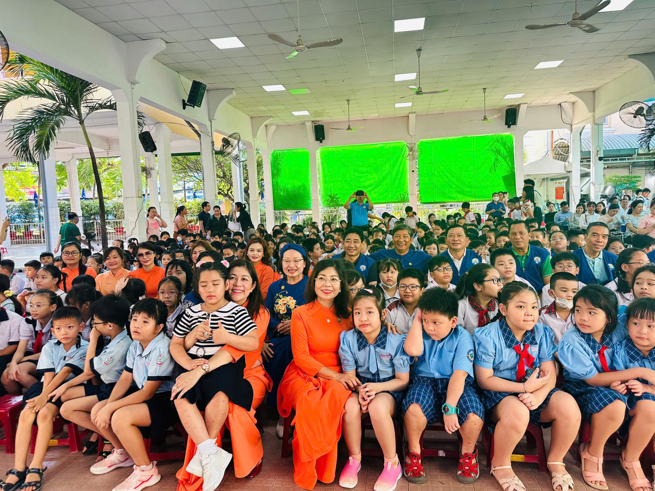 Trao tặng học bổng cùng nhiều phần quà cho học sinh hiếu học có hoàn cảnh khó khăn tại quận Bình Thạnh