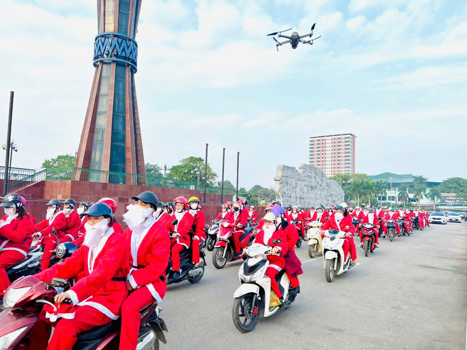 DANKO CITY - GIÁNG SINH DIỆU KỲ VỚI 300 ÔNG GIÀ NOEL