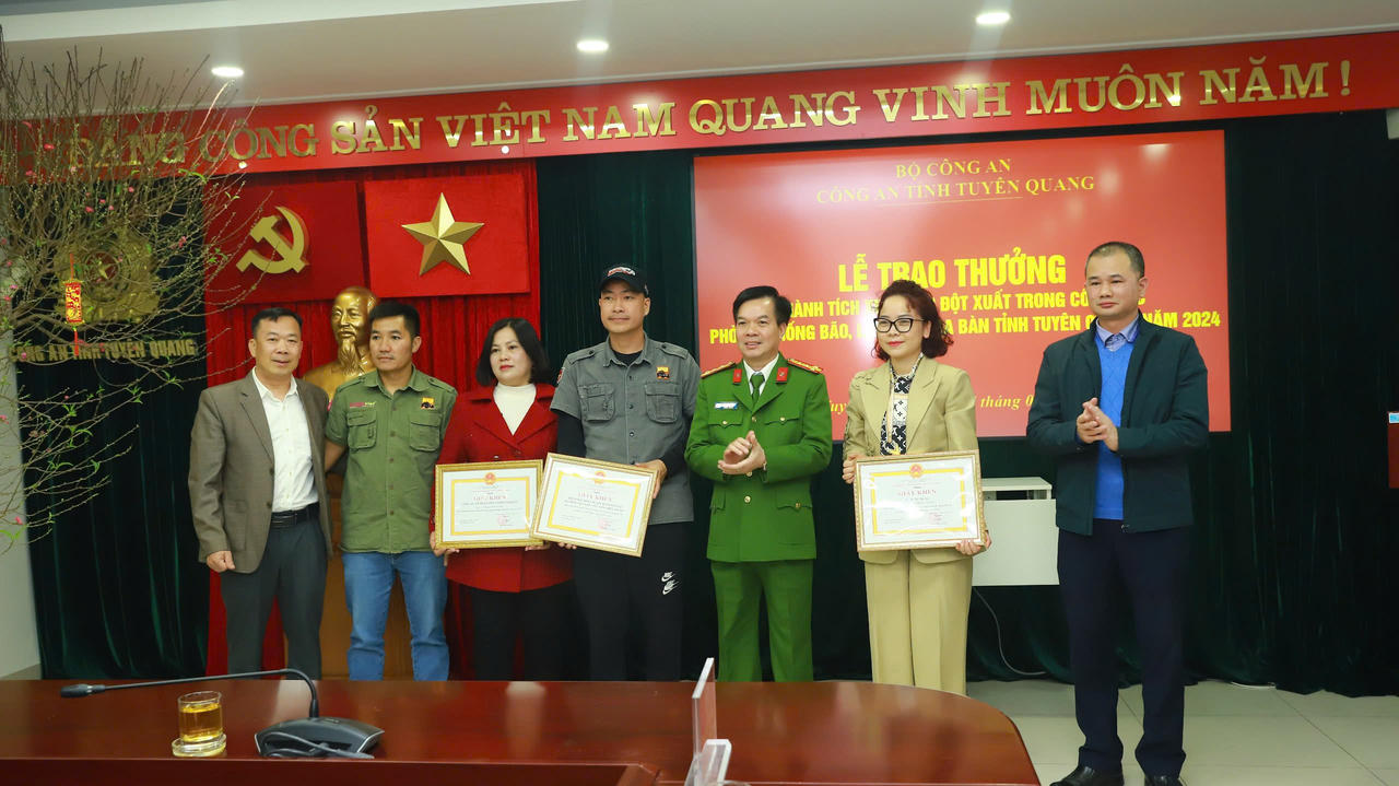 Phóng viên Báo Pháp luật Việt Nam vinh dự nhận giấy khen của Giám đốc Công an tỉnh Tuyên Quang