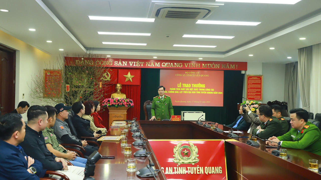 Phóng viên Báo Pháp luật Việt Nam vinh dự nhận giấy khen của Giám đốc Công an tỉnh Tuyên Quang