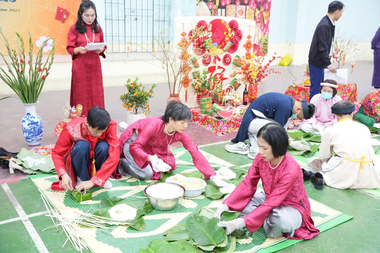 Công đoàn Trường Đại học Công Đoàn tổ chức hội thi gói bánh chưng với chủ đề “Tết sum vầy – Xuân ơn Đảng”