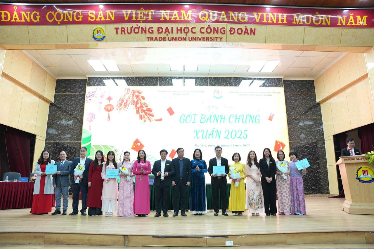Công đoàn Trường Đại học Công Đoàn tổ chức hội thi gói bánh chưng với chủ đề “Tết sum vầy – Xuân ơn Đảng”