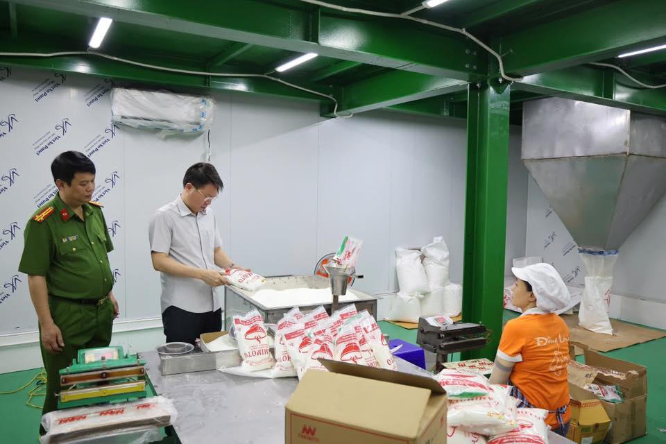Phú Thọ: Phát hiện hàng trăm tấn bột nêm, dầu ăn, mì chính giả tại công ty Famimoto
