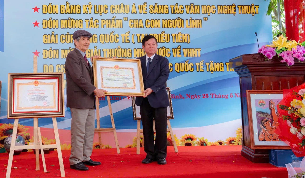 Tôn vinh Anh hùng Lao động Minh Chuyên – người viết sử bằng văn chương, hình ảnh hậu chiến