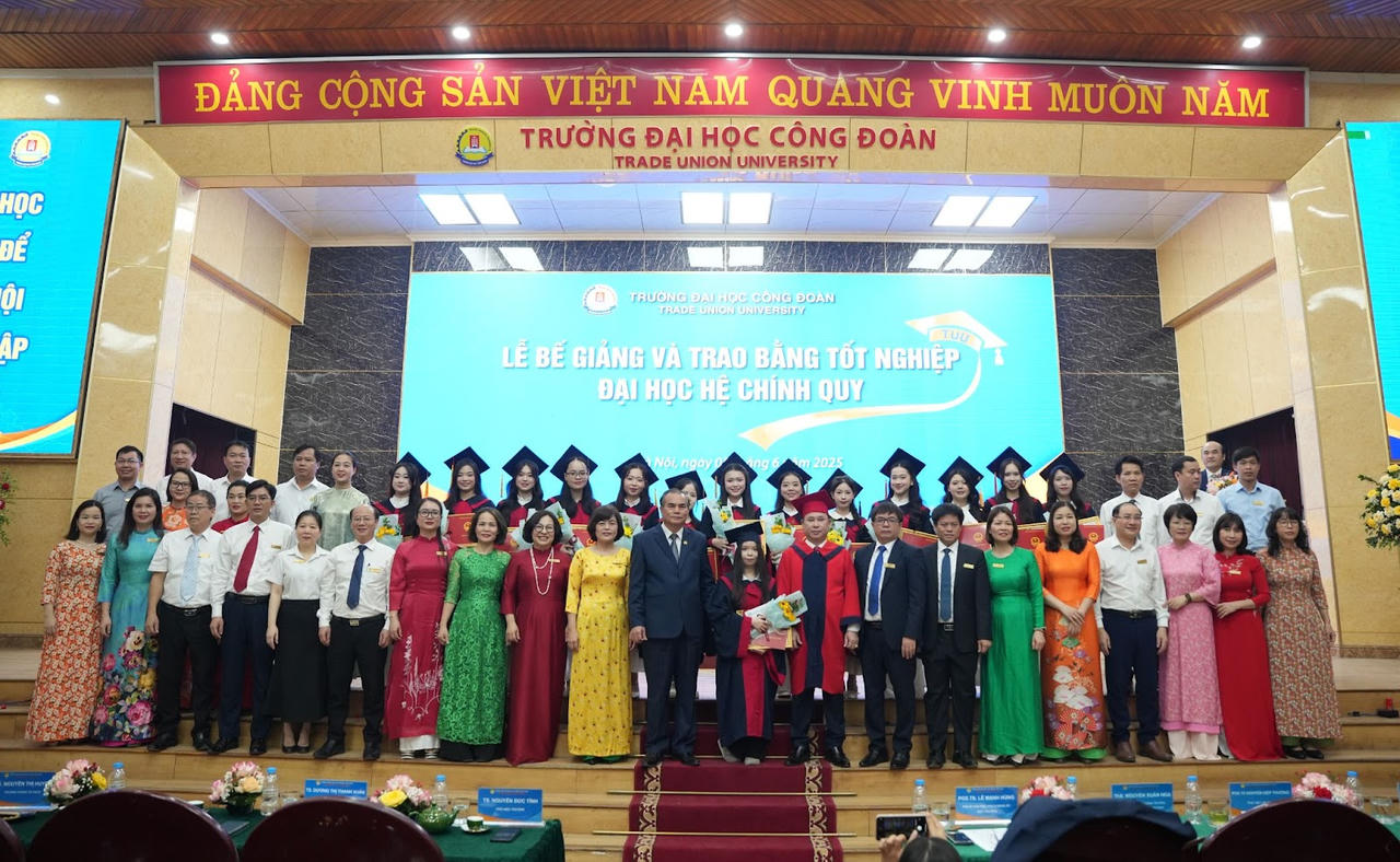 Trường Đại học Công đoàn tổ chức Lễ Bế giảng và Trao Bằng tốt nghiệp năm 2025